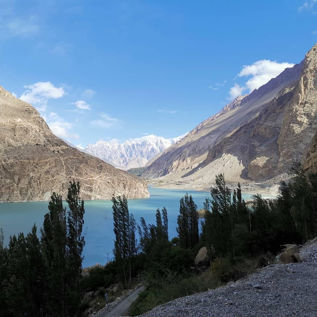 Lake surrounded by mountains with clear blue sky
